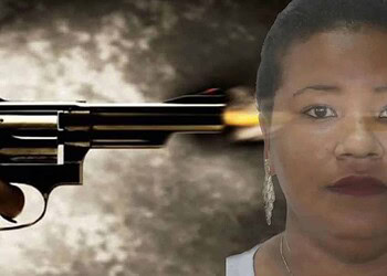 Mulher é alvejada com tiro na testa em frente de casa