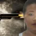Mulher é alvejada com tiro na testa em frente de casa