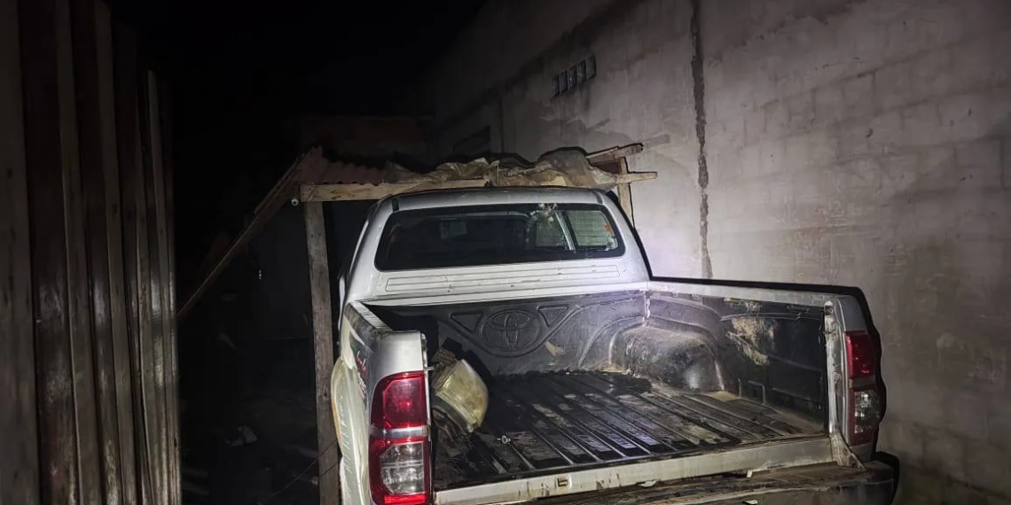 Polícia encontra caminhonete roubada da Prefeitura de Rio Branco parcialmente desmontada