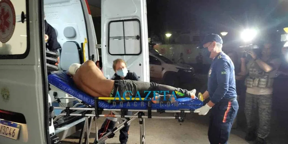 Homem é baleado na cabeça enquanto conversava com amigos em frente de casa