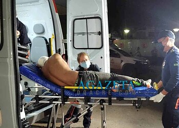 Homem é baleado na cabeça enquanto conversava com amigos em frente de casa