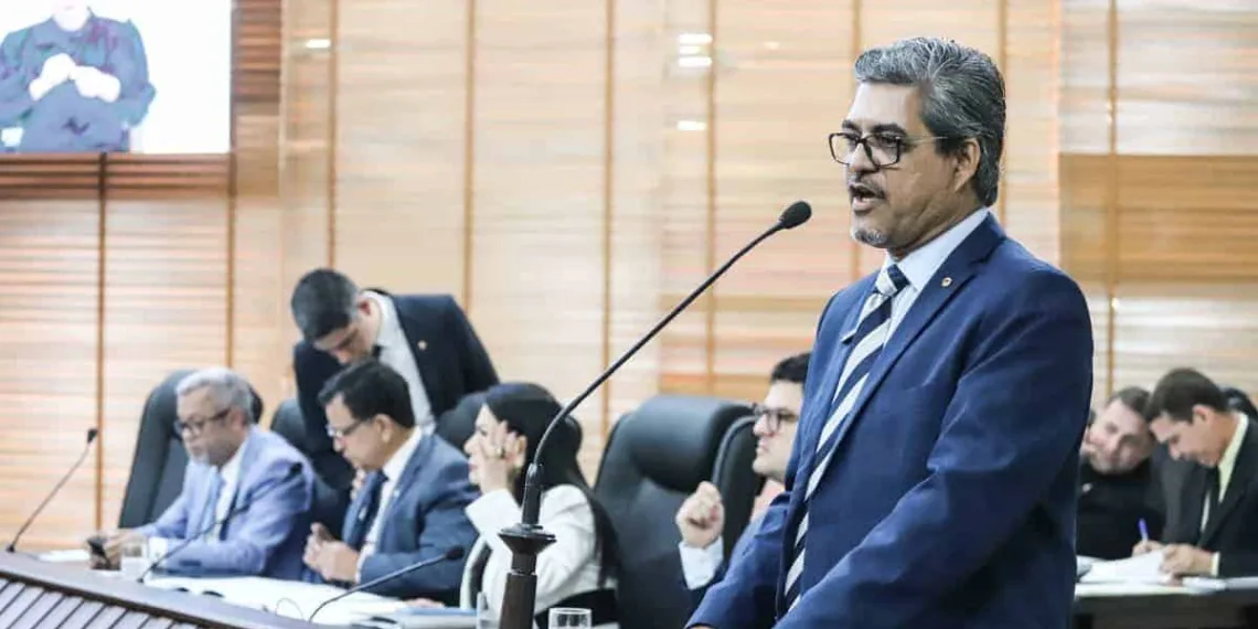 Deputado solicita ao governo envio de projeto que revisa o PCCR da Saúde e garante vagas para enfermeiros e auxiliares