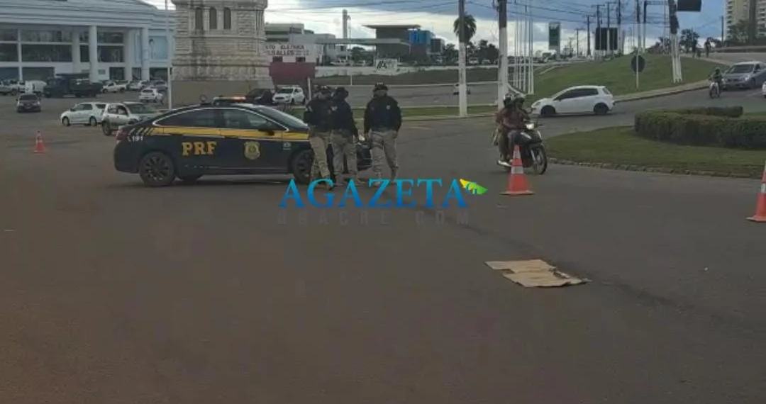Casal de moto sofre acidente após derrapar em óleo derramado na Via Verde