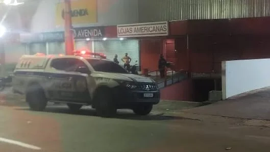 Ladrões abrem buraco na parede da Americanas do Centro de Rio Branco e furtam produtos