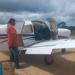 Após pouso de emergência, passageiros de monomotor são resgatados de barco