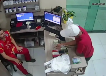 Assaltante ameaça funcionário com faca e rouba dinheiro e cervejas de conveniência; veja vídeo