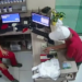Assaltante ameaça funcionário com faca e rouba dinheiro e cervejas de conveniência; veja vídeo
