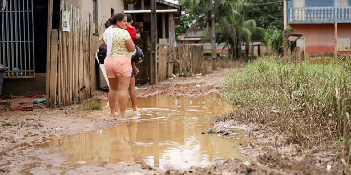 Mesmo com vazante do Rio Acre, mais de 130 famílias permanecem em abrigo do Parque de Exposições