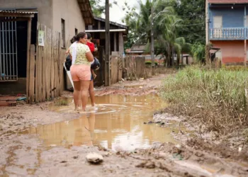 Mesmo com vazante do Rio Acre, mais de 130 famílias permanecem em abrigo do Parque de Exposições
