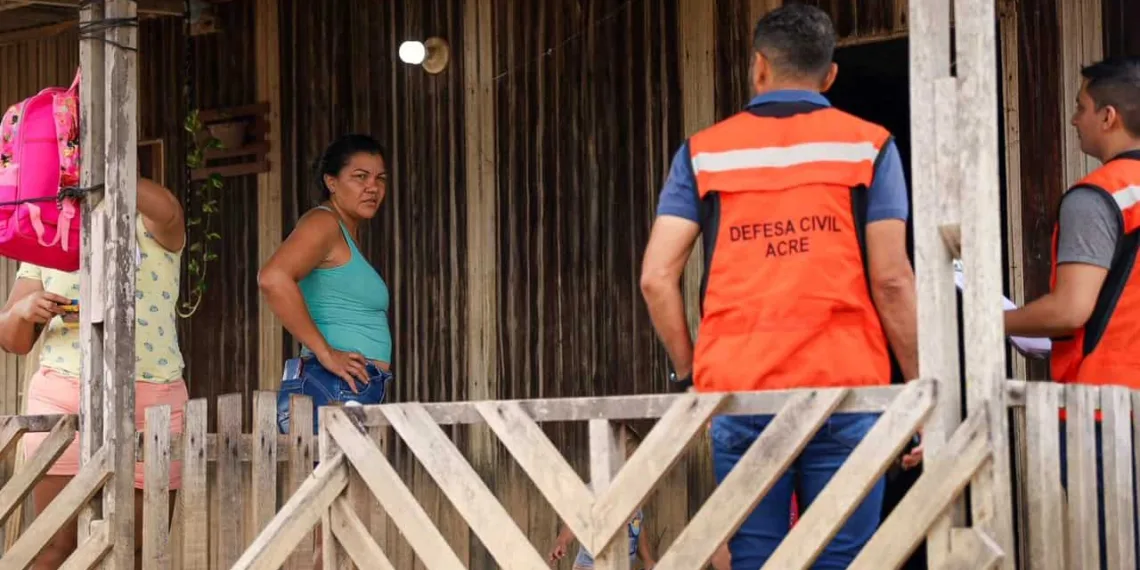 Defesa Civil coordena vistoria às casas atingidas pela cheia para retorno seguro das famílias
