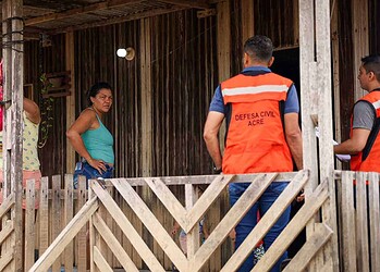 Defesa Civil coordena vistoria às casas atingidas pela cheia para retorno seguro das famílias