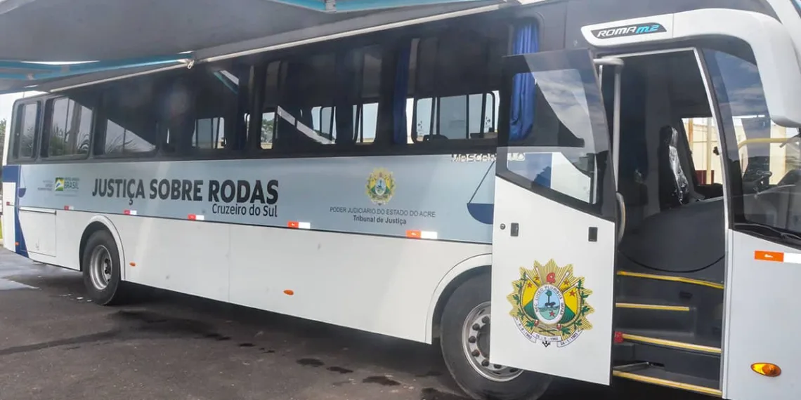 Projeto 'Justiça sobre Rodas' realiza atendimentos no Parque de Exposições
