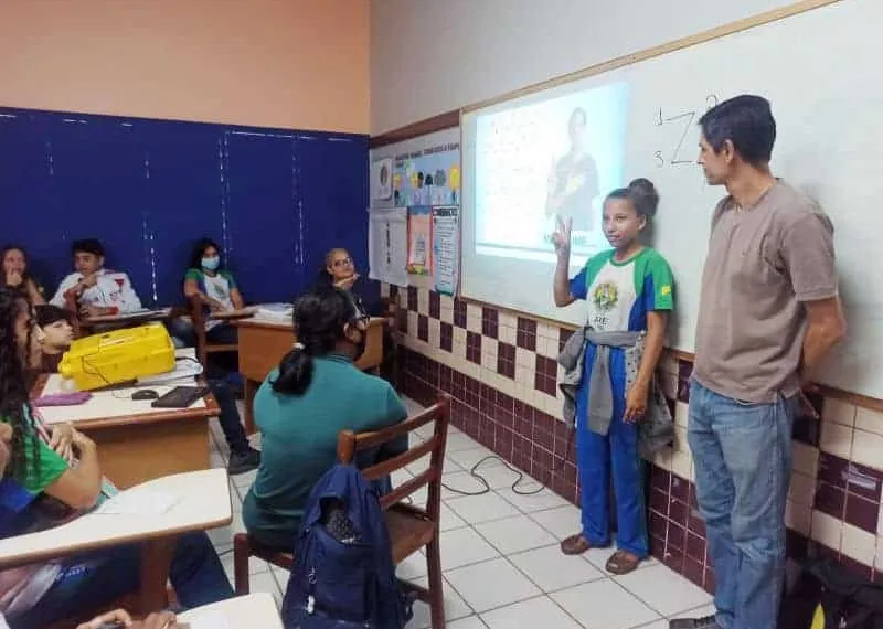Oficina do CAS ensina sinais básicos de Libras aos estudantes. Foto: CAS – Divulgação