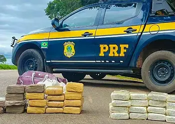 Mais de 40 quilos de droga são apreendidos e duas pessoas foram presas. Ocorrências aconteceram no mesmo ônibus, que tinha como destino a capital Rio Branco — Foto: Asscom/PRF-AC