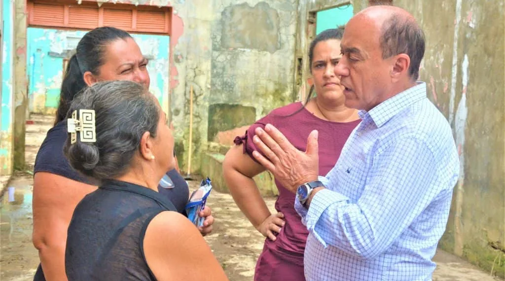 O prefeito acompanhou os trabalhos de limpeza no local e ouviu os moradores (Foto: Evandro Derze/Assecom)