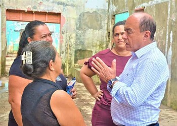 O prefeito acompanhou os trabalhos de limpeza no local e ouviu os moradores (Foto: Evandro Derze/Assecom)