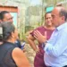 O prefeito acompanhou os trabalhos de limpeza no local e ouviu os moradores (Foto: Evandro Derze/Assecom)