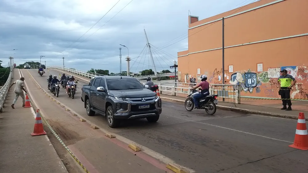 Após nível do rio baixar, ponte de Concreto tem trânsito liberado e funciona em mão dupla em Rio Branco — Foto: Eldérico Silva/Rede Amazônica