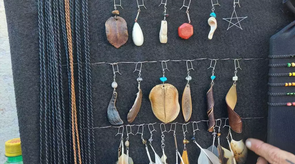 Artesanatos são produzidos por Lhama para conseguir se manter com renda. (Foto: Aletheya Alves) - CREDITO: CAMPO GRANDE NEWS