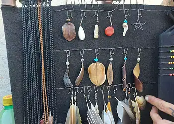 Artesanatos são produzidos por Lhama para conseguir se manter com renda. (Foto: Aletheya Alves) - CREDITO: CAMPO GRANDE NEWS