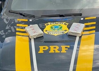 PRF prende passageira de táxi com mais de 2kg de drogas no Acre