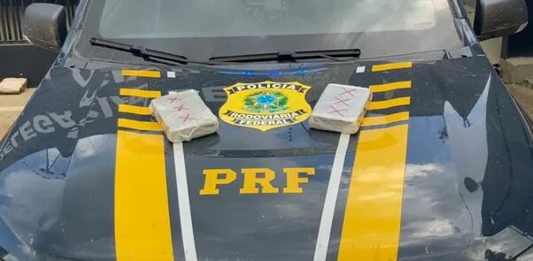 PRF prende passageira de táxi com mais de 2kg de drogas no Acre