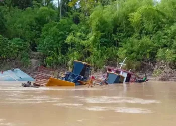 Balsa que naufragou no Rio Tarauacá completa um mês com parte submersa