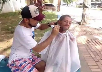 'A gente se sente bem demais', diz ativista que leva corte de cabelo e barba para moradores de rua