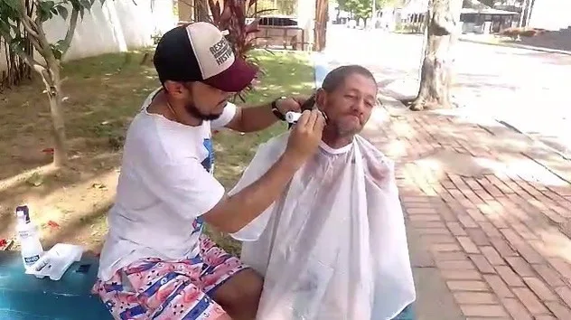 'A gente se sente bem demais', diz ativista que leva corte de cabelo e barba para moradores de rua