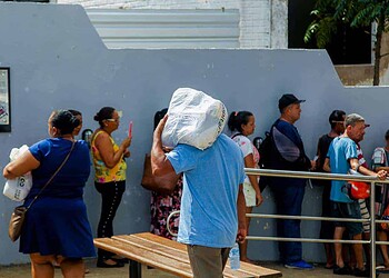 Famílias atingidas pelas enchentes recebem cestas básicas no Casarão. Foto: Neto Lucena/Secom