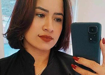 Mulher é executada a tiros por marido enciumado; suspeito se entrega à polícia