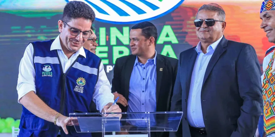 Governador assina convênio para construção de escolas em Mâncio Lima. Foto: Marcos Santos/Secom