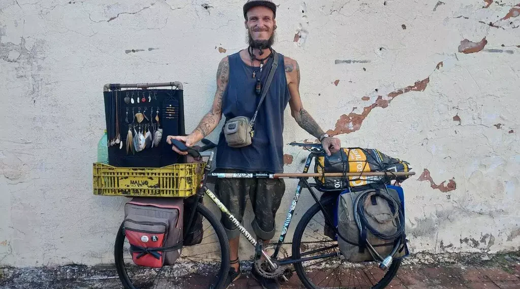 Lhama leva tudo o que precisa na bicicleta, colocando o minimalismo em prática. (Foto: Aletheya Alves) - CREDITO: CAMPO GRANDE NEWS