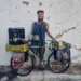 Lhama leva tudo o que precisa na bicicleta, colocando o minimalismo em prática. (Foto: Aletheya Alves) - CREDITO: CAMPO GRANDE NEWS