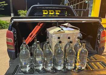 PRF apreende cocaína, medicamentos hospitalares e bebida peruana em ônibus na rodoviária de Rio Branco