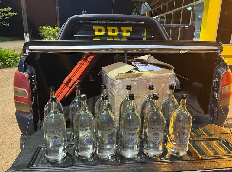 PRF apreende cocaína, medicamentos hospitalares e bebida peruana em ônibus na rodoviária de Rio Branco