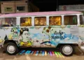 Conheça a Kombi Papoula, uma galeria de arte ambulante