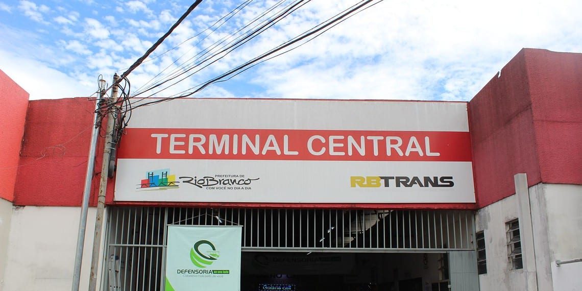 Atendimento itinerante no Terminal Urbano Central de Rio Branco. Foto: Bruno Firmino/Ascom DPE