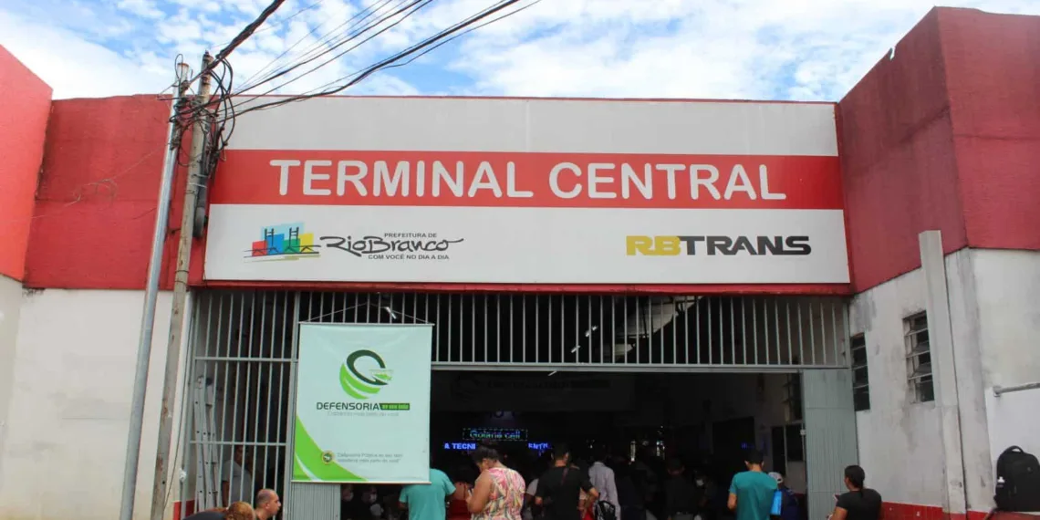 Atendimento itinerante no Terminal Urbano Central de Rio Branco. Foto: Bruno Firmino/Ascom DPE