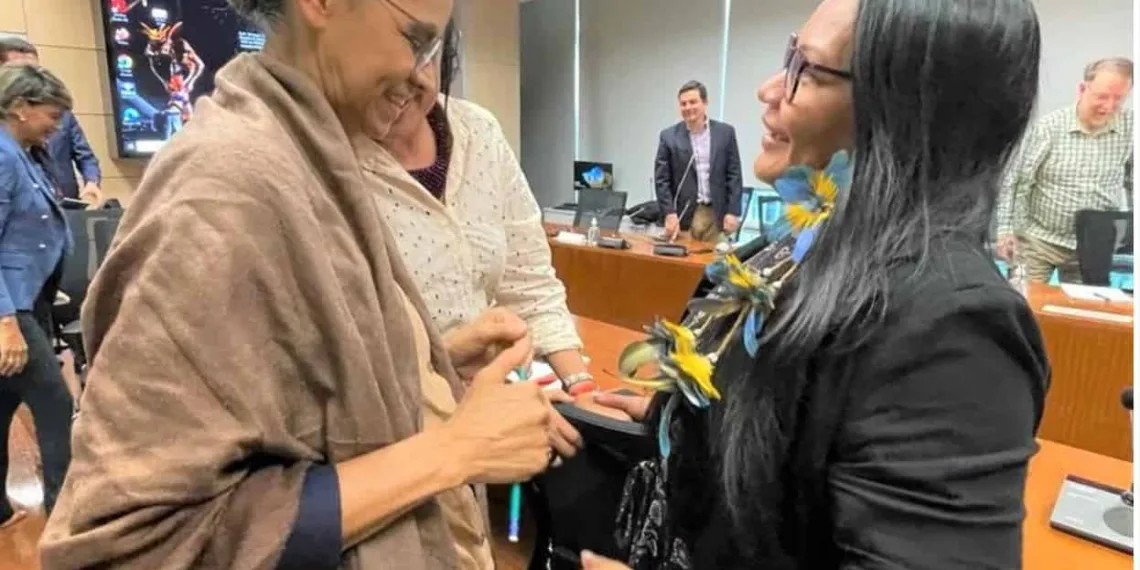 Ministra Marina Silva e Francisca Arara tratam sobre benefícios para indígenas e meio ambiente. Foto Dilma Tavares/Ascom Serf