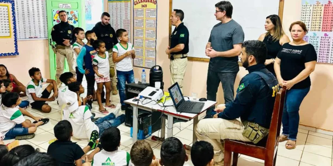 Na oportunidade, os alunos tiraram dúvidas com os profissionais e professores. Foto cedida