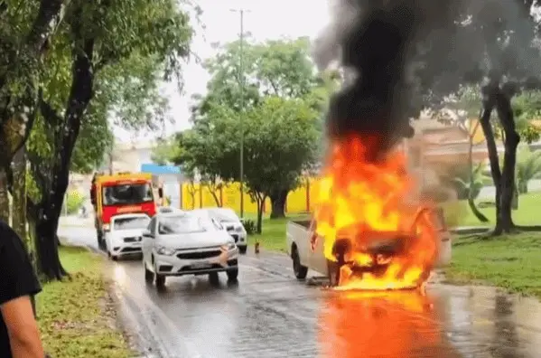 Carro pega fogo no Parque da Maternidade e motorista diz que 'só deu tempo de sair'