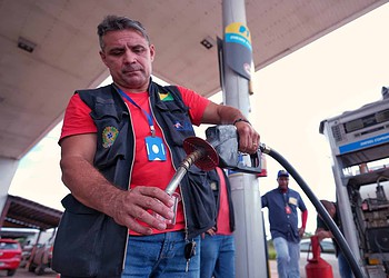 O agente fiscal do Ipem, Gelson Lima, fazendo a verificação do bico da bomba. Foto: Cleiton Lopes/Secom