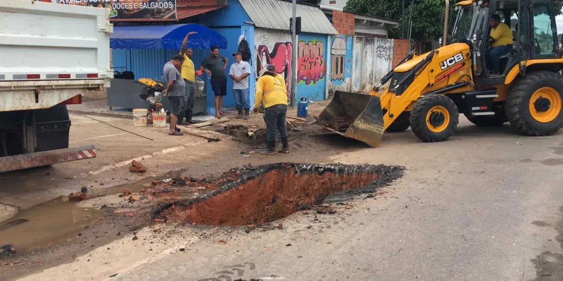 Após inundação, Prefeitura trabalha na desobstrução na rede de drenagem