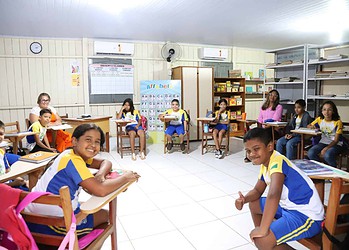 Professora regente e professora mediadora durante aula em escola do campo de Rio Branco. Foto: Mardilson Gomes/ Arquivo SEE