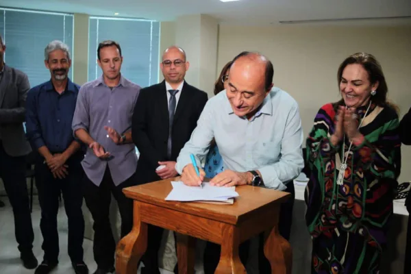 Bocalom assina PL que garante auxílio de um salário mínimo a participantes do programa 'Família Acolhedora'