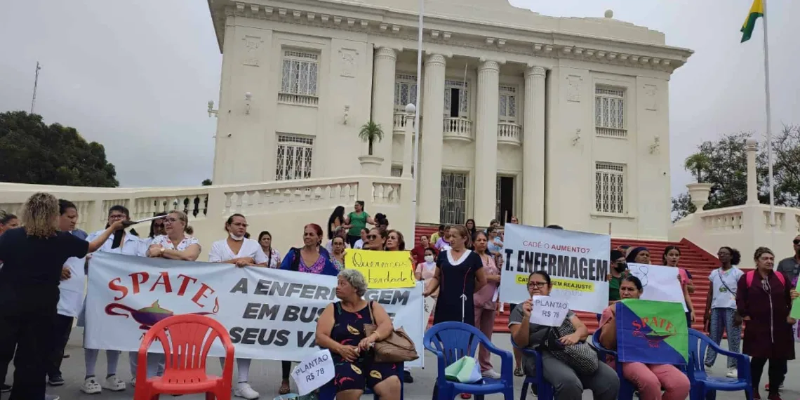 Técnicos de enfermagem protestam em frente ao Palácio e dizem que não farão mais plantões extras: 'imoralidade'