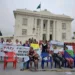 Técnicos de enfermagem protestam em frente ao Palácio e dizem que não farão mais plantões extras: 'imoralidade'