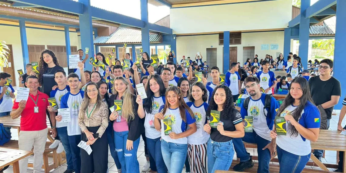 Alunos recebem material educativo sobre o Direito do Consumidor. Foto: cedida