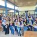Alunos recebem material educativo sobre o Direito do Consumidor. Foto: cedida